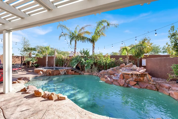 Lux 3BR Oasis Near Strip w/ Heated Pool & Jacuzzi!