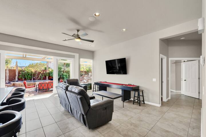 Lux 3BR Oasis Near Strip w/ Heated Pool & Jacuzzi! gallery image 2