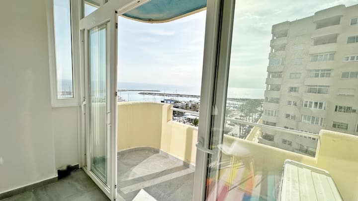 Apartamento En El Puerto Con Terraza Y Vistas - Estepona