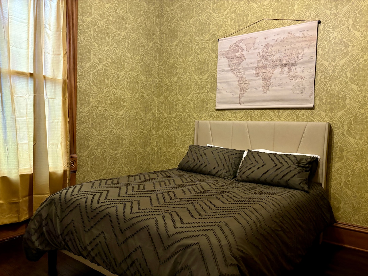 Kjo dhomë ofron një divan futon dhe një krevat dopio "queen" me shtroja prej pelushi, të përsosura për një gjumë të qetë gjatë natës. Dhoma ka dekor modern, ndriçim të butë dhe hapësirë të bollshme. 