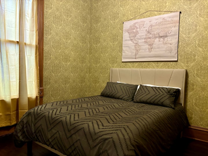 Esta habitación ofrece un sofá futón y una cama tamaño queen con lujosas sábanas, perfectas para una noche de sueño reparador. La habitación cuenta con una decoración moderna, una iluminación suave y un amplio espacio para guardar. 