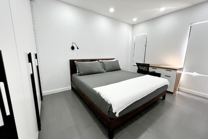 Chumba cha kulala cha tatu kilicho na kituo cha kazi na bafu