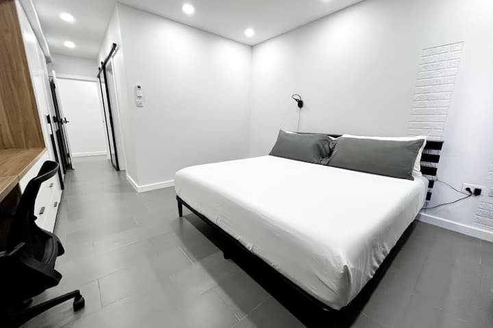 Chumba cha kulala cha pili kilicho na kituo cha kazi na bafu. 