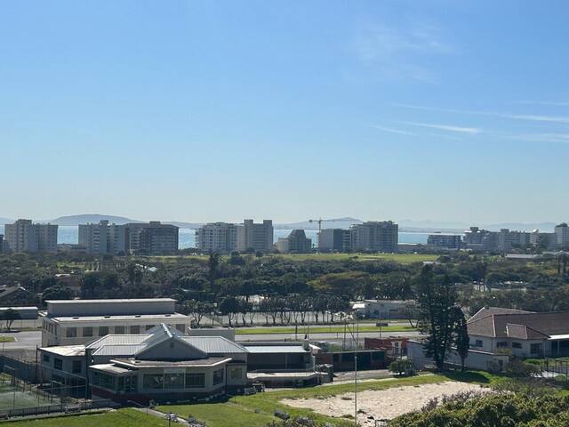 Bright & Cozy 2-Bedroom Apartment in 3 Anchor Bay gallery image 2