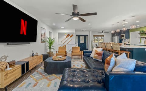 Lake House w/Game Room, Fire Pit, Chef's Kitchen!