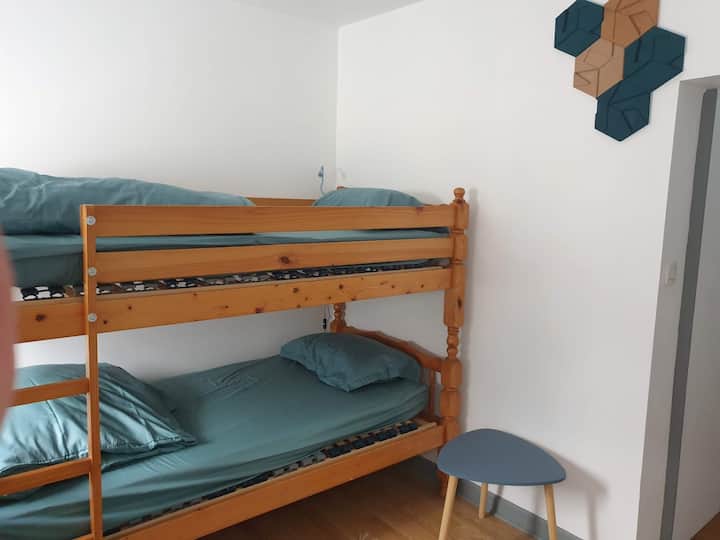 literas con edredón . cargador enchufe y USB .
eReader en las 2 camas