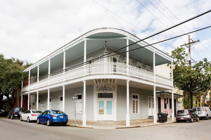 Frenchmen St 3 Br w Huge Balcony