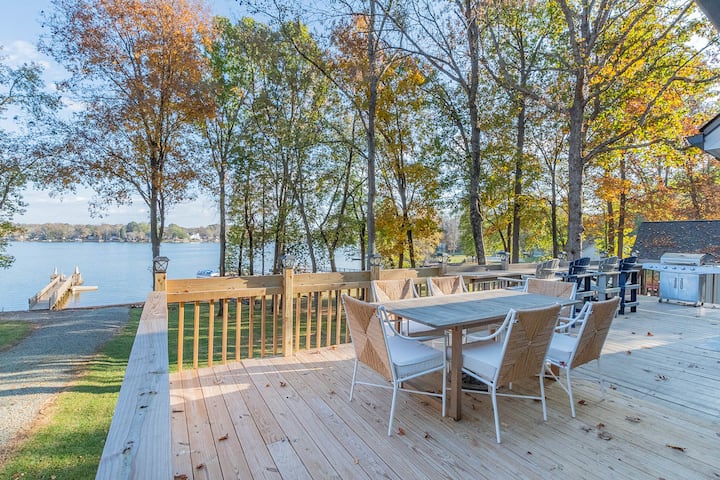 Dockside Retreat *Lakefront*