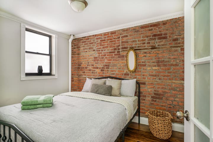 Charming 2-Bedroom little Italy