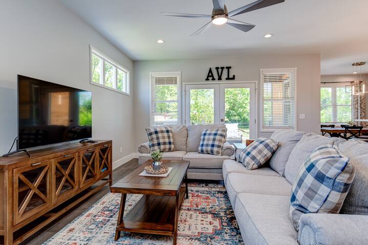 Family/Pet-Friendly, Hot Tub + Mins from Downtown! gallery image 3