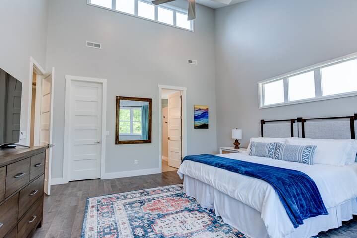 Family/Pet-Friendly, Hot Tub + Mins from Downtown! gallery image 5