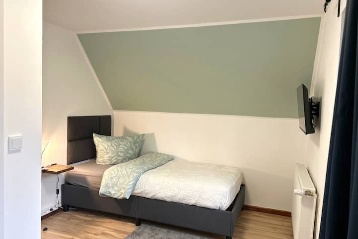 Schlafzimmer 2 (OG), 100x200, TV