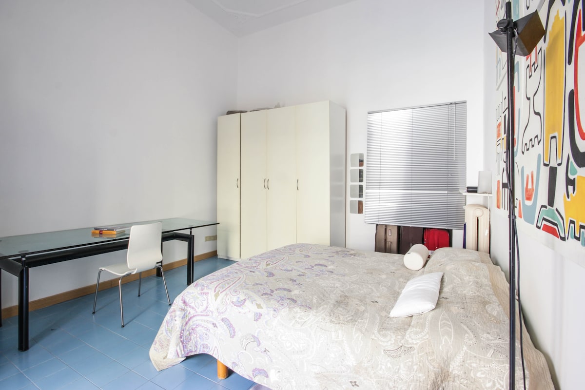 Chambre avec lit double (double) et armoire.