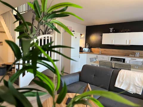 6 bedrooms • 3 bathrooms • Ideal for groups & families