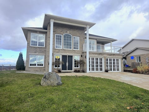 Stunning Estate Home with Hot Tub & Sunset Views