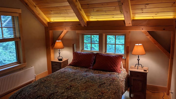 ห้องนอน #2 พร้อมเตียงควีนไซส์และห้องใต้หลังคา