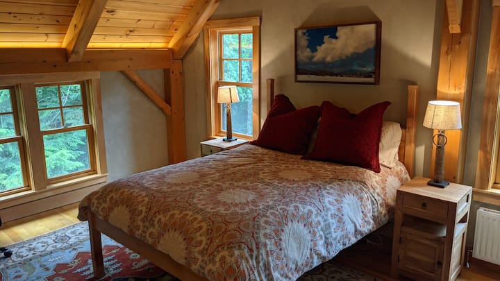 ห้องนอนหลักพร้อมเตียงควีนไซส์