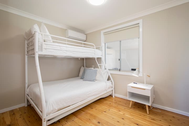 Tretia spálňa je ideálna pre tých, ktorí cestujú s deťmi, a je vybavená kombinovanou poschodovou posteľou vrátane dvojlôžka na spodnej strane a jednolôžka vyššie.
