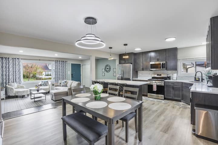Welcoming Wheaton: 5BR, Pool Table