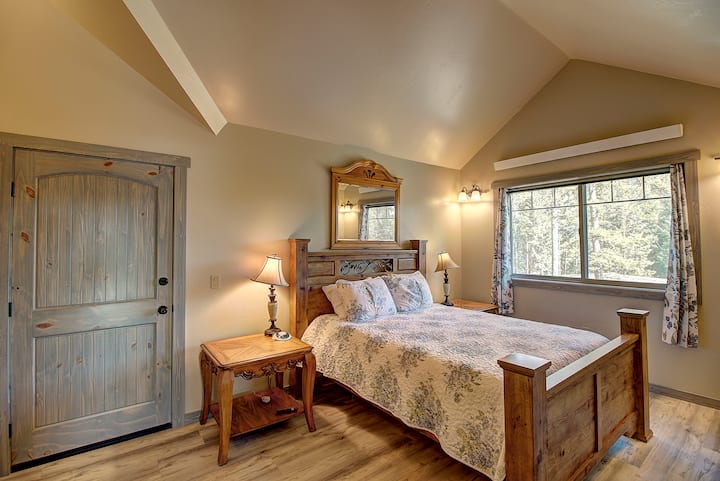 Massive queen bed with TV, sleep soundly here!
