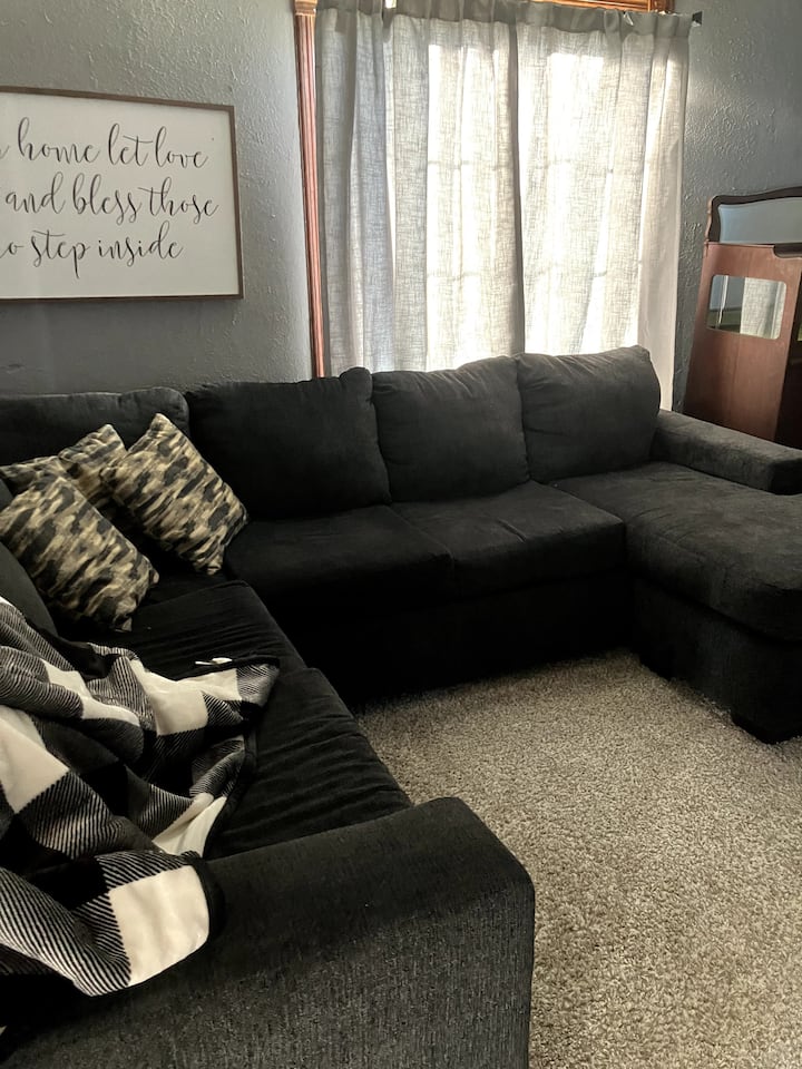 Ce salon confortable est l'endroit idéal pour se détendre.  Il dispose d'un canapé sectionnel confortable, idéal pour se détendre avec un bon film.  Profitez d'une sélection de DVD, ou rassemblez-vous en famille pour une soirée de jeux amusante avec une variété de jeux de société.