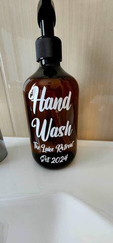 The Lake Retreat – 5 Beds, 2 Bathrooms gallery image 4