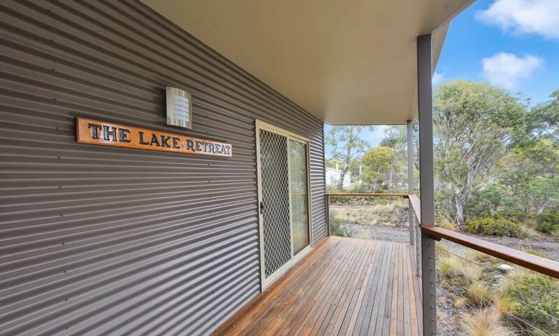 The Lake Retreat – 5 Beds, 2 Bathrooms