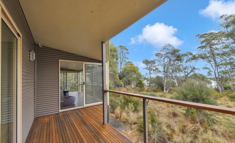 The Lake Retreat – 5 Beds, 2 Bathrooms gallery image 2