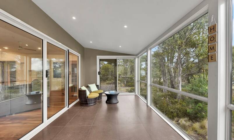 The Lake Retreat – 5 Beds, 2 Bathrooms gallery image 5