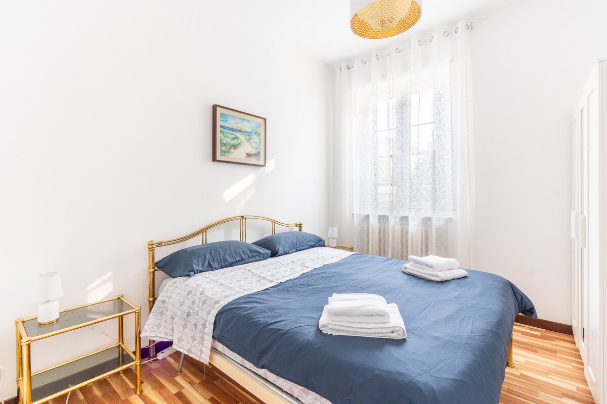 Много светъл вторичен апартамент със самостоятелен килер, двойно легло и възглавници с мемори пяна.
Прозорецът ви гледа директно към градината.