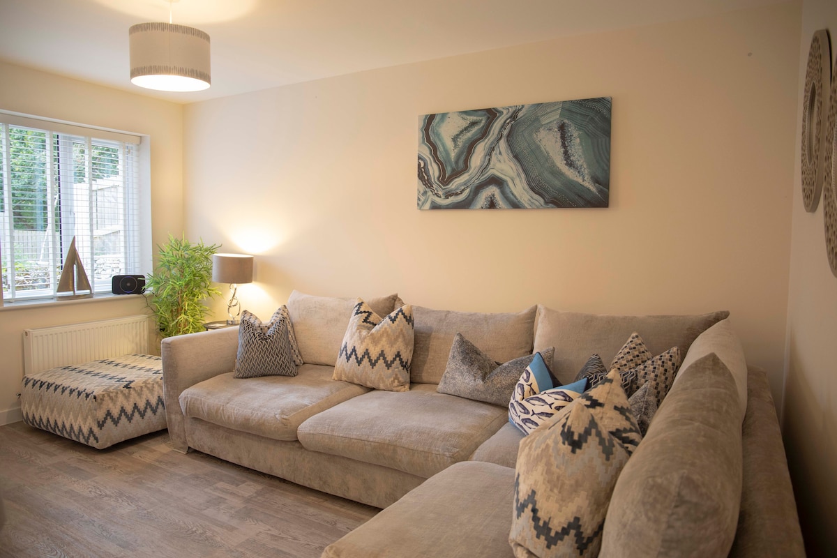 Successful Airbnb property: Contemporary house sleeping up to 8 close to beach in Falmouth
