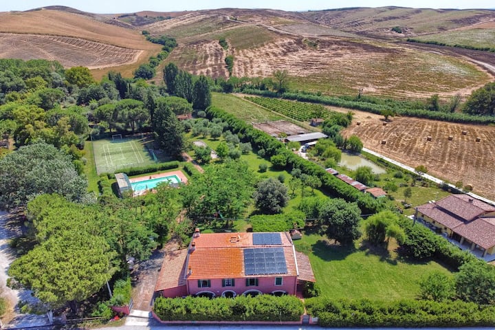 Villa San Martino with swimming pool and tennis court