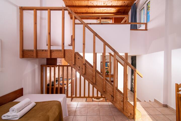 Spacious Split Level Apartment With Shared Pool - Hersonissos