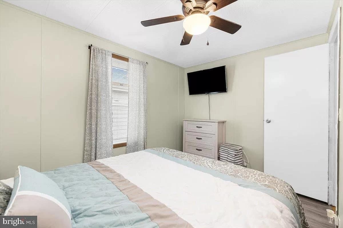 Საძინებელი № 2 აღჭურვილია ორადგილიანი საწოლით, კომოდითა და სმარტ-ტელევიზორით