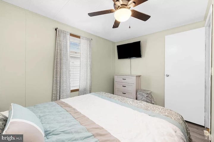 Spavaća soba br. 2 opremljena je bračnim krevetom, komodom i pametnim televizorom