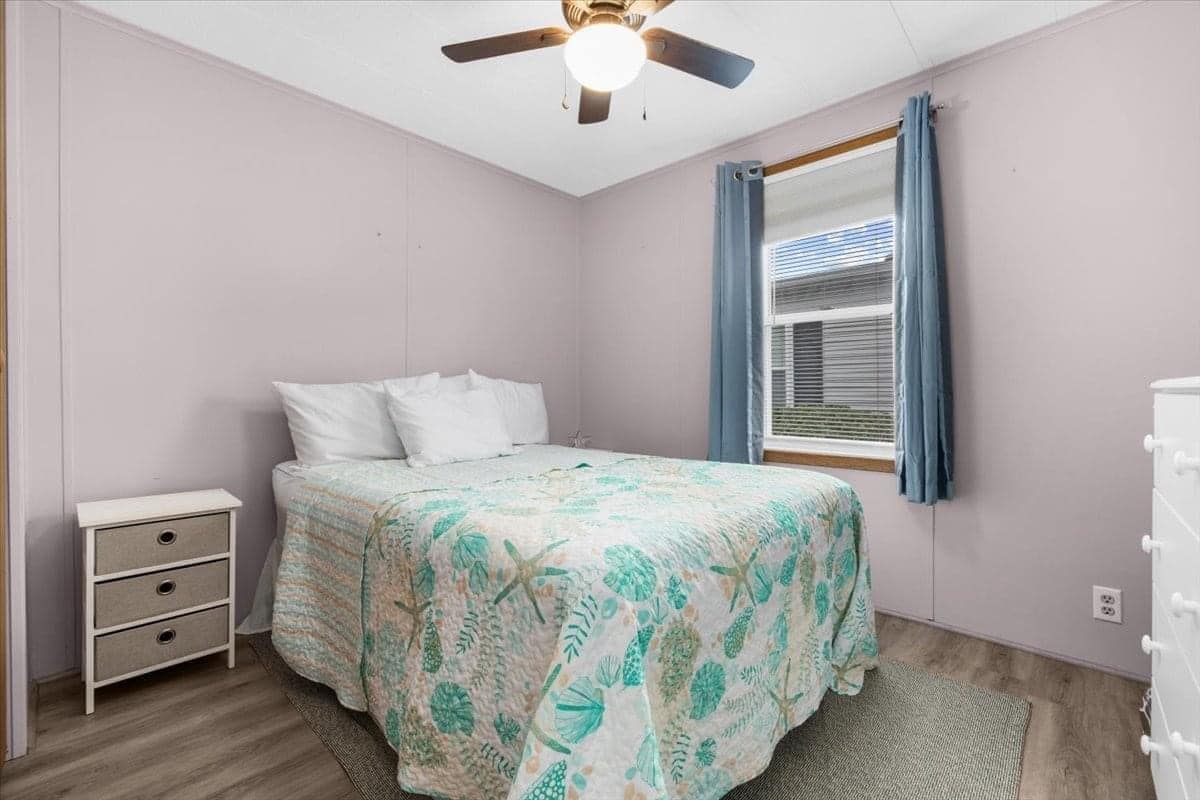 Საძინებელი №3 აღჭურვილია სრული ზომის საწოლით, კომოდითა და სმარტ-ტელევიზორით  