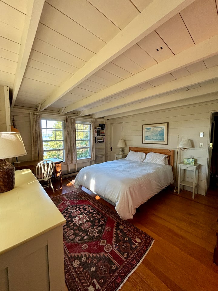 Denna soliga Primärsvit har ett vackert skrivbord för att skriva vykort till hemmet, samtidigt som du har utsikt över havet! 