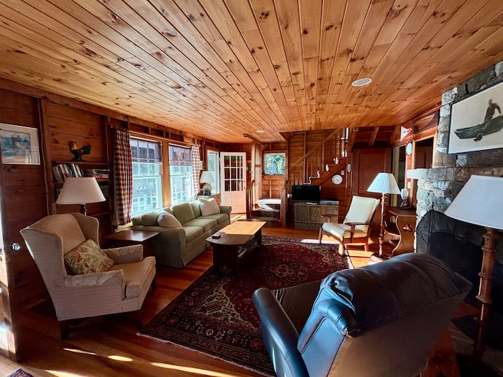 
Koppla av i detta mysiga vardagsrum, komplett med bekväma sittplatser och en varm, välkomnande atmosfär. Hitta det perfekta stället att krypa ihop med en bok eller njuta av ett mysigt gratis spel, pussel eller filmkväll med nära och kära under din vistelse.
