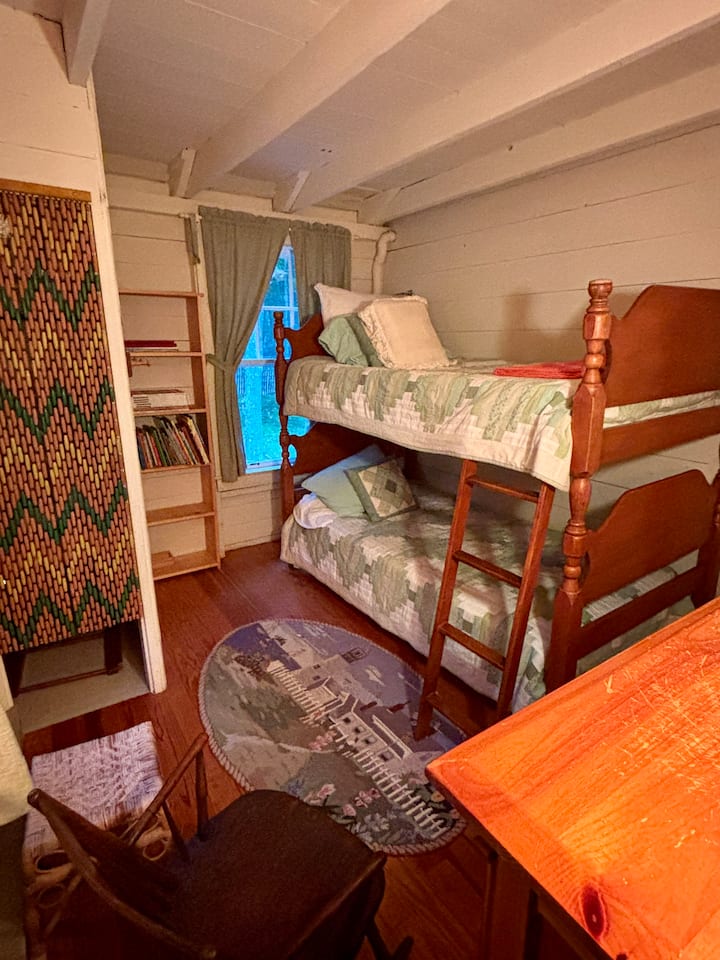 
Detta lekfulla våningssäng rum är perfekt för små äventyrare, med ett mysigt utrymme för barn att sova och leka. För extra säkerhet inkluderar den övre våningssängen ett säkert skyddsräcke (inte avbildat), vilket garanterar en bekymmersfri vistelse för alla.
