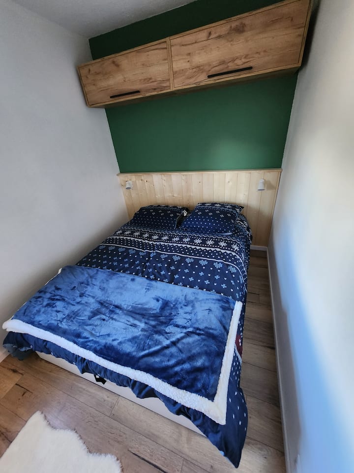 Спалня с двойно легло и съблекалня + място за съхранение в горната част, над леглото