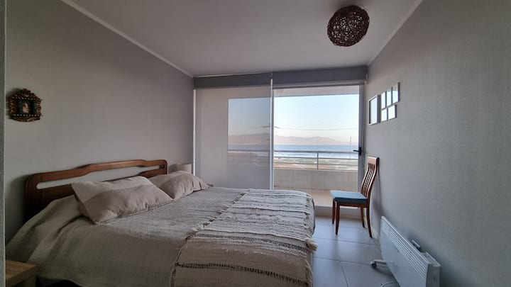 חדר שינה ראשי צמוד, עם ארון ונוף לחוף הים 