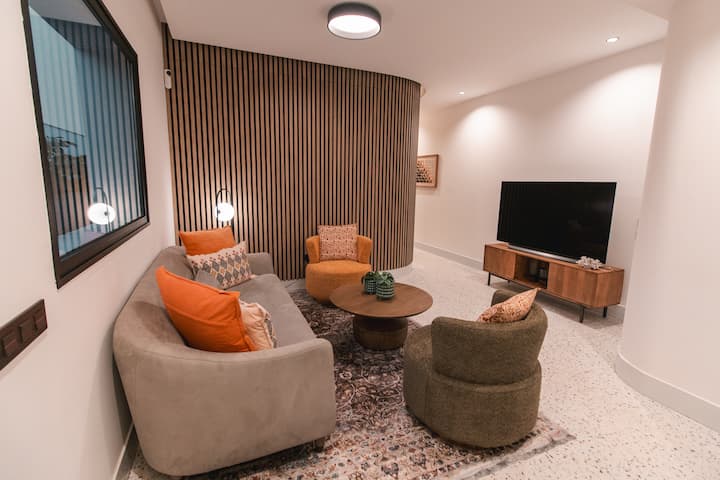 Wohnzimmer. Wo Entspannung und Gespräche einen Raum für Menschen schaffen. 