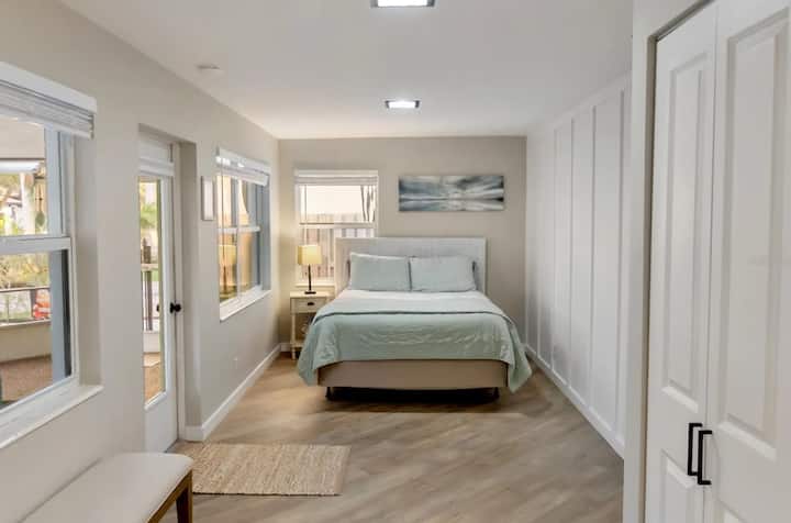 Საწოლი 152 × 203 სმ, ტელევიზორი და პირადი აბაზანა-ტუალეტი