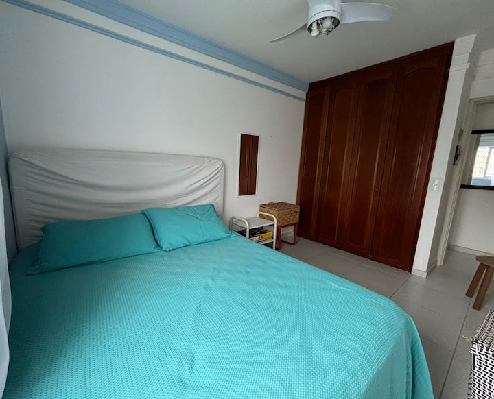 Prostrana spavaonica s odličnim ormarićem.