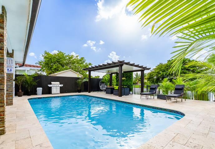 Majestic Lakeview Villa | Heated pool | kayak |BBQ gallery image 2