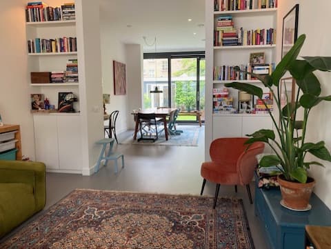 Top Airbnb: Beautiful familyhouse near Jordaan, with garden! in Landlust