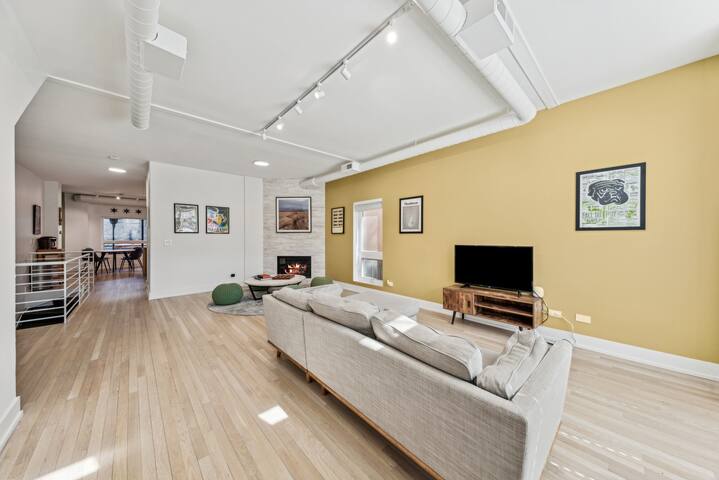 Spacious Modern Retreat with Unique Charm gallery image 2