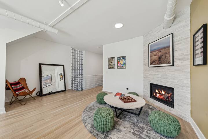 Spacious Modern Retreat with Unique Charm gallery image 3