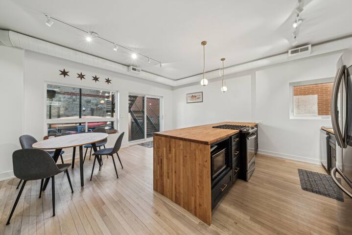 Spacious Modern Retreat with Unique Charm gallery image 4