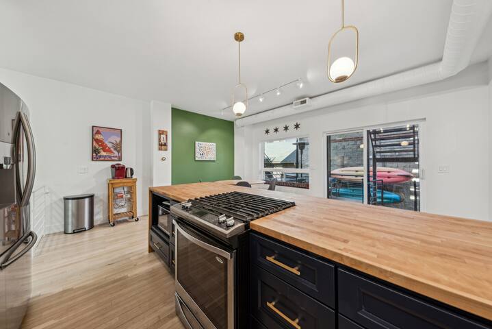 Spacious Modern Retreat with Unique Charm gallery image 5